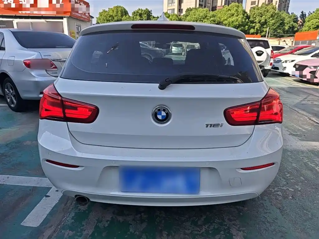 BMW 1 Series (Import) 2018 118i Leading фото 6