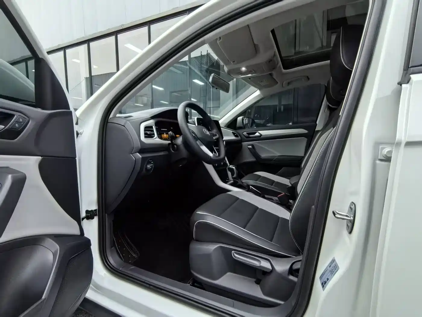 Volkswagen T-ROC 2023 280TSI DSG 2WD Time Edition фото 8