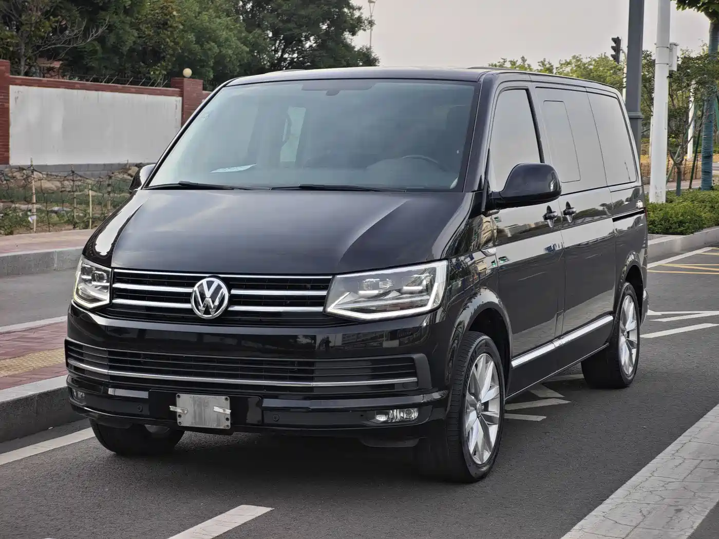 Volkswagen Multivan 2017 2.0TSI 2WD Luxury 7-Seater фото 2