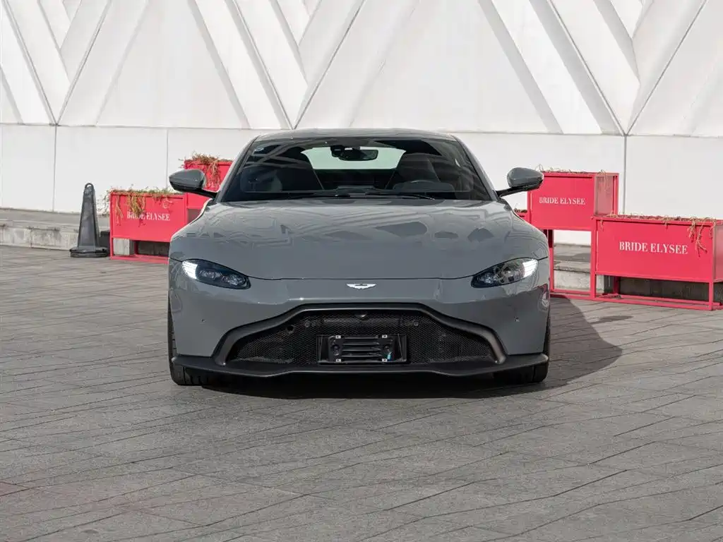 ASTON MARTIN V8 VANTAGE