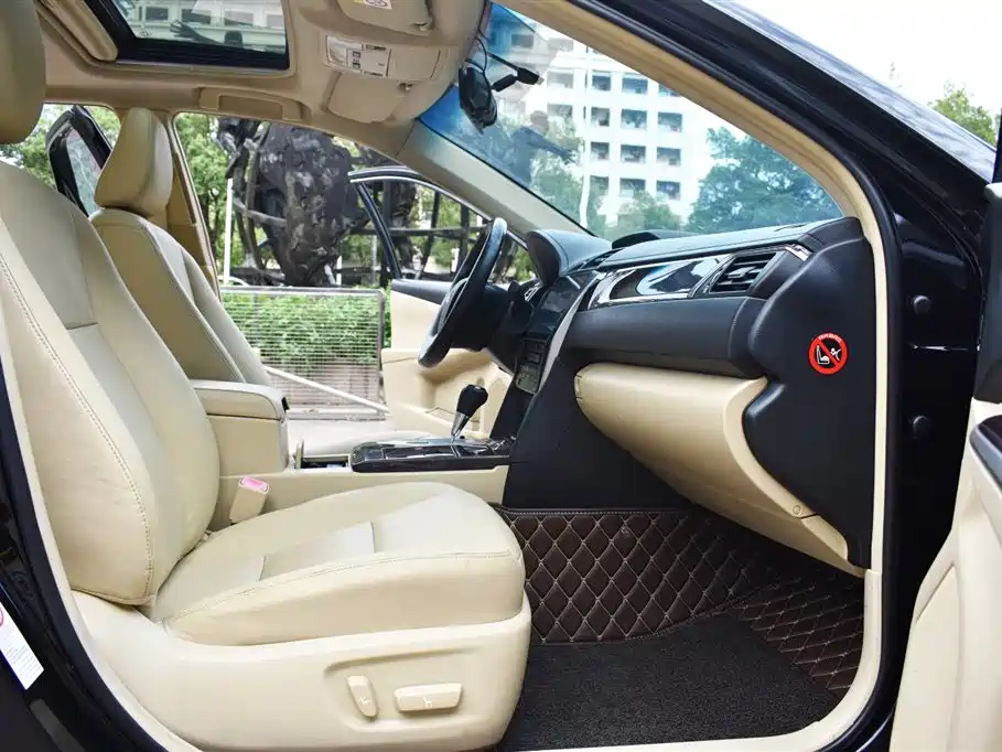 Toyota Camry 2015 2.0G Leading Edition фото 8