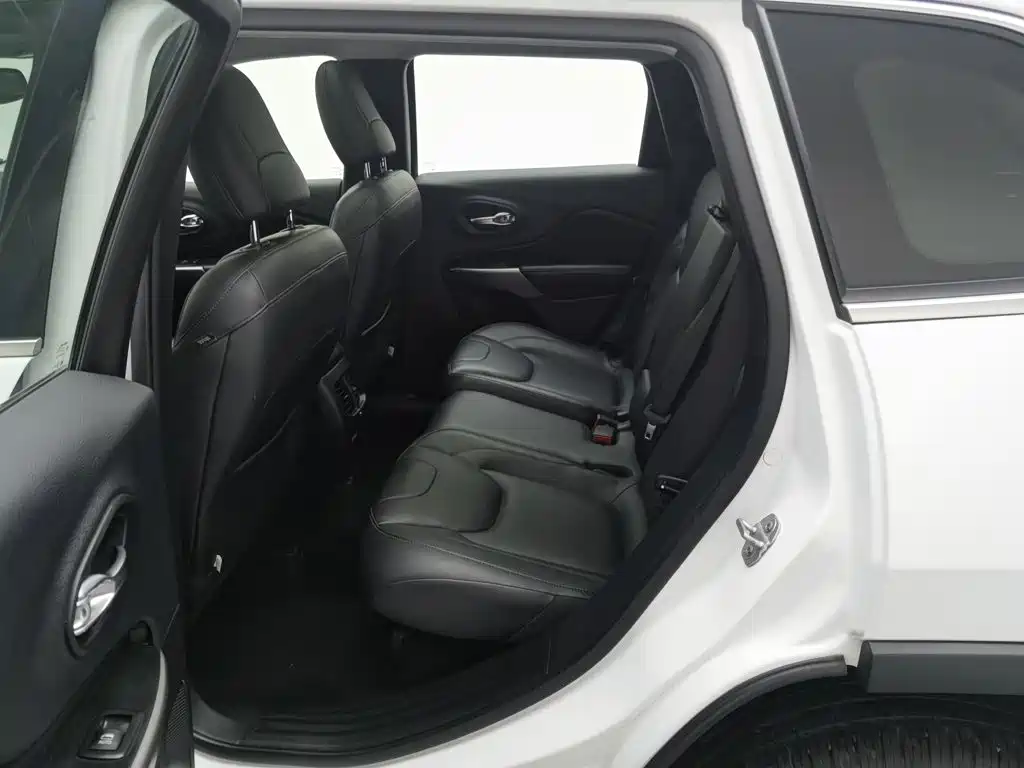 Фото 15 - Jeep Cherokee