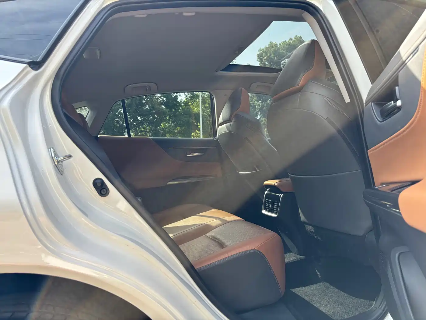 Toyota Venza 2023 2.0L CVT FWD Premium фото 15