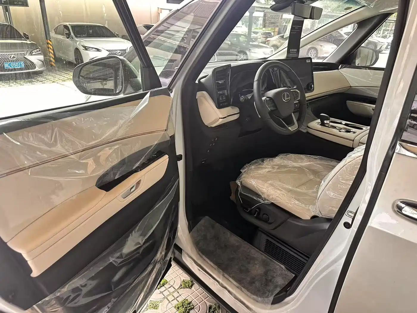 Lexus LM 2025 Model 500h Four-Seater Imperial Edition фото 10