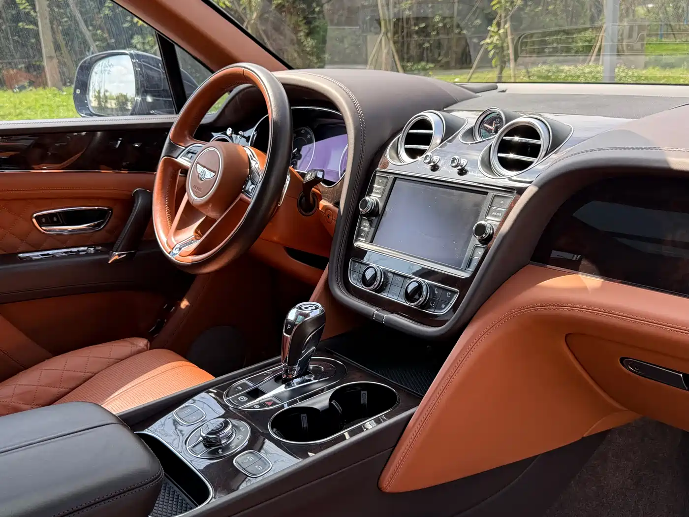 Bentley Bentayga 2016 6.0T Standard Edition фото 5