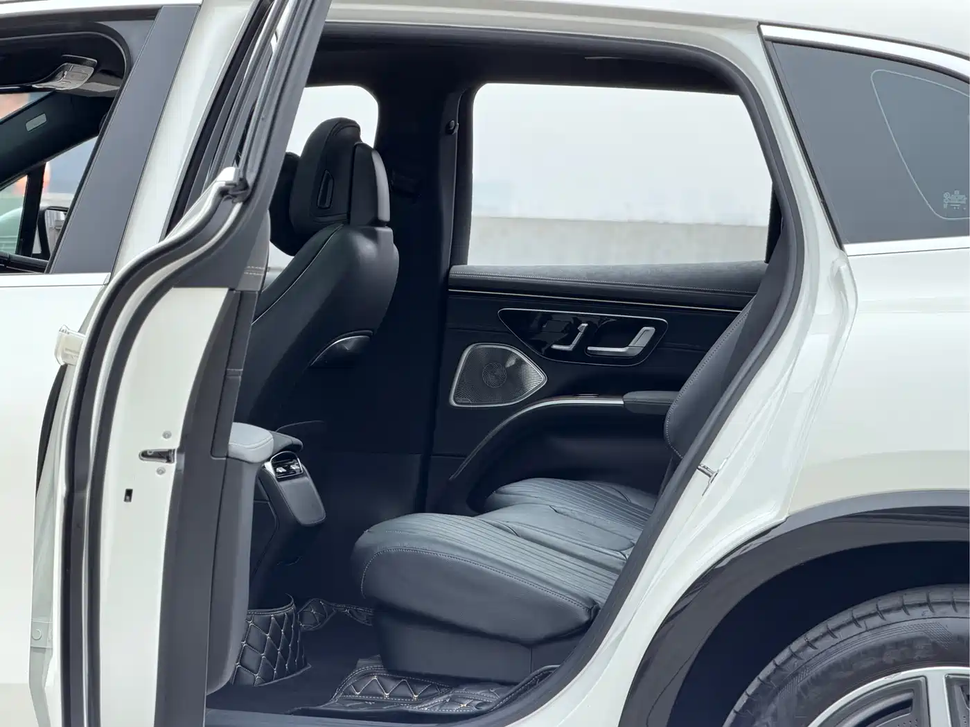 Mercedes-Benz EQS SUV 2023 450 4MATIC Pioneer Edition фото 19