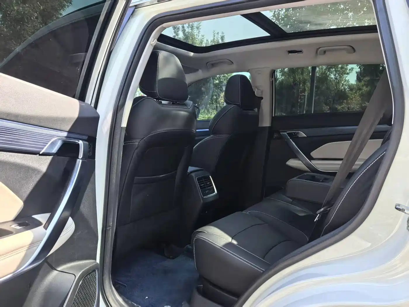Photo 4 - Geely Atlas