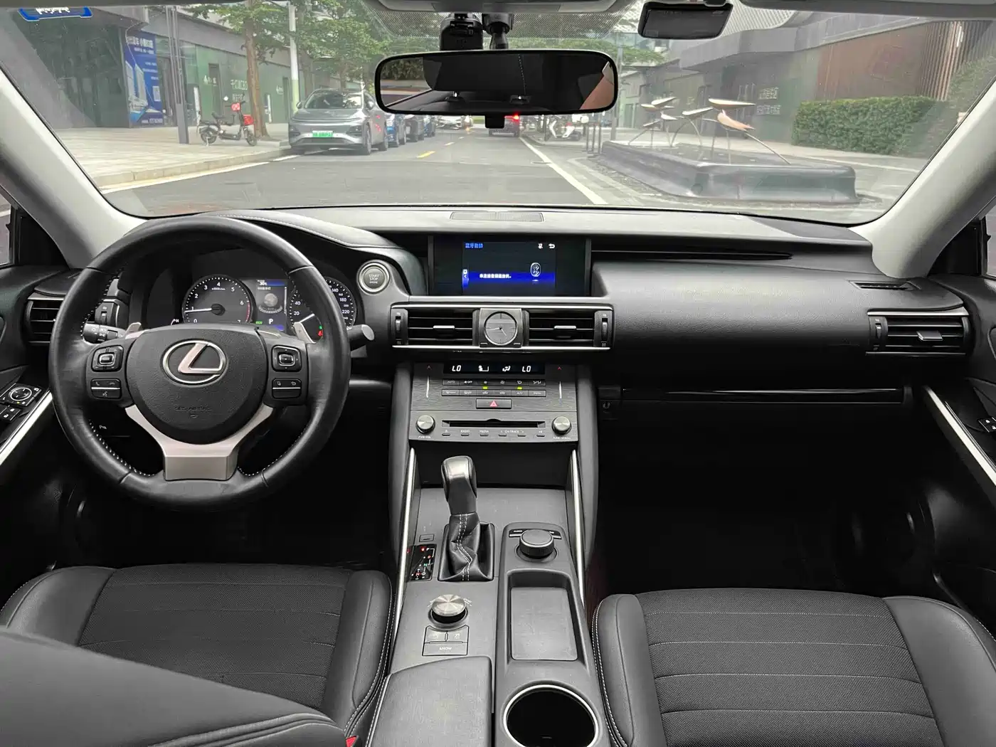 Lexus IS 2017 300 Leading Edition фото 10