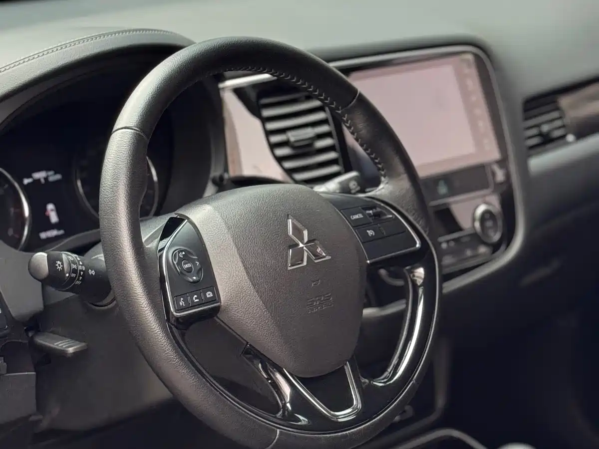 MITSUBISHI OUTLANDER