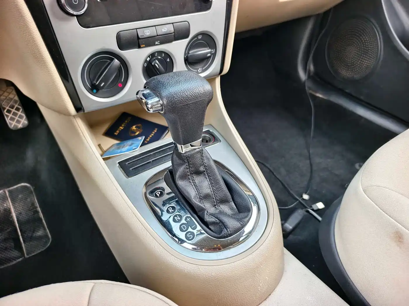 Volkswagen Lavida 2011 1.6L Automatic Leisure Edition фото 8