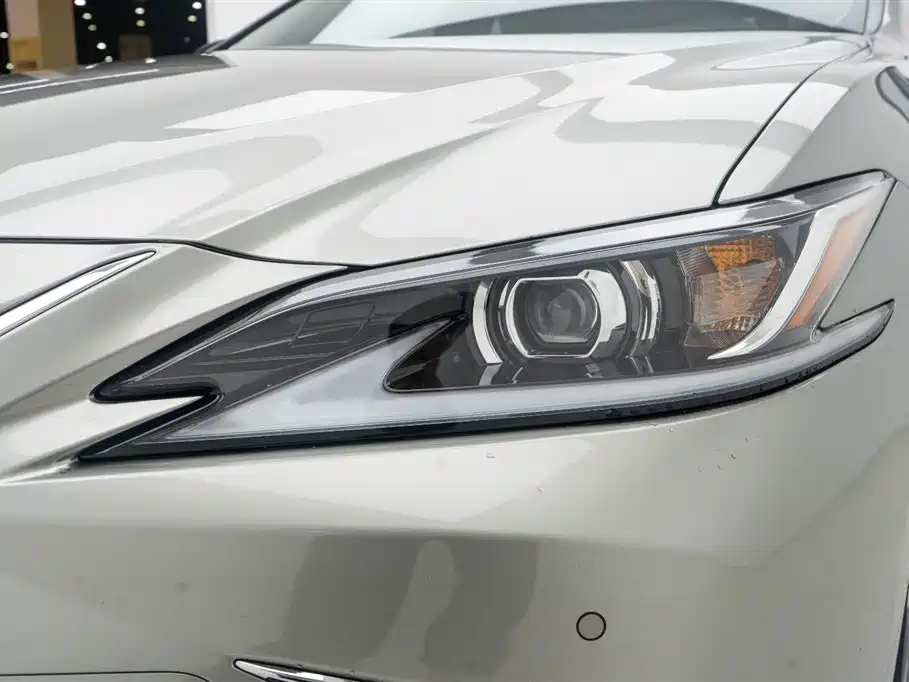Lexus ES 2022 200 Excellence Edition фото 9