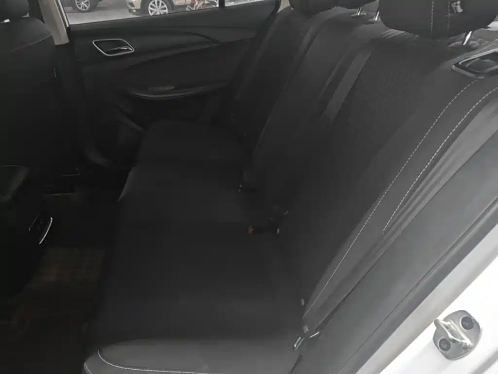 Фото 17 - Roewe i5