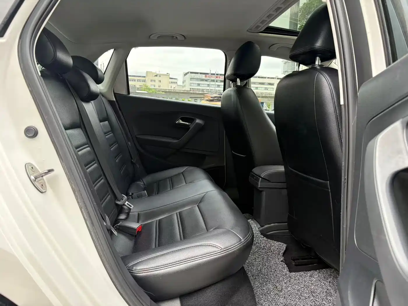 Volkswagen Polo 2016 1.6L Automatic Comfort фото 11