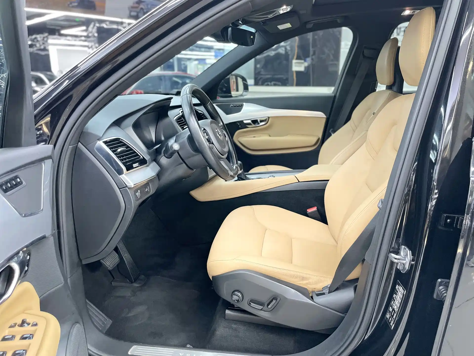 Фото 8 - Volvo XC90