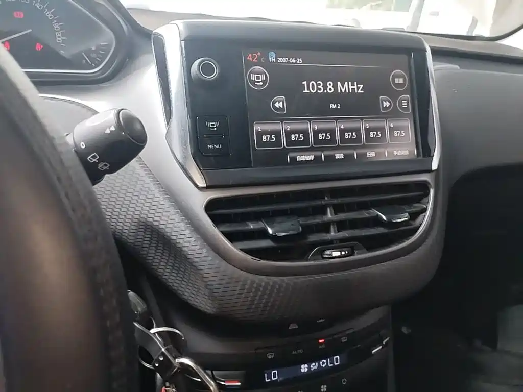 Photo 13 - Peugeot 2008