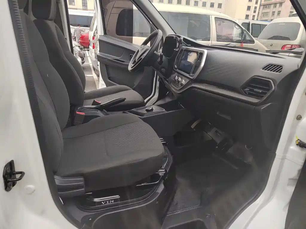 Changan Kaicheng Changan Ruixing EM80 2025 2025 Passenger Version Comfort 6-seater 300km Dual Swing Doors