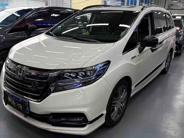 Honda Elysion 2.0L, Гибрид, Люкс