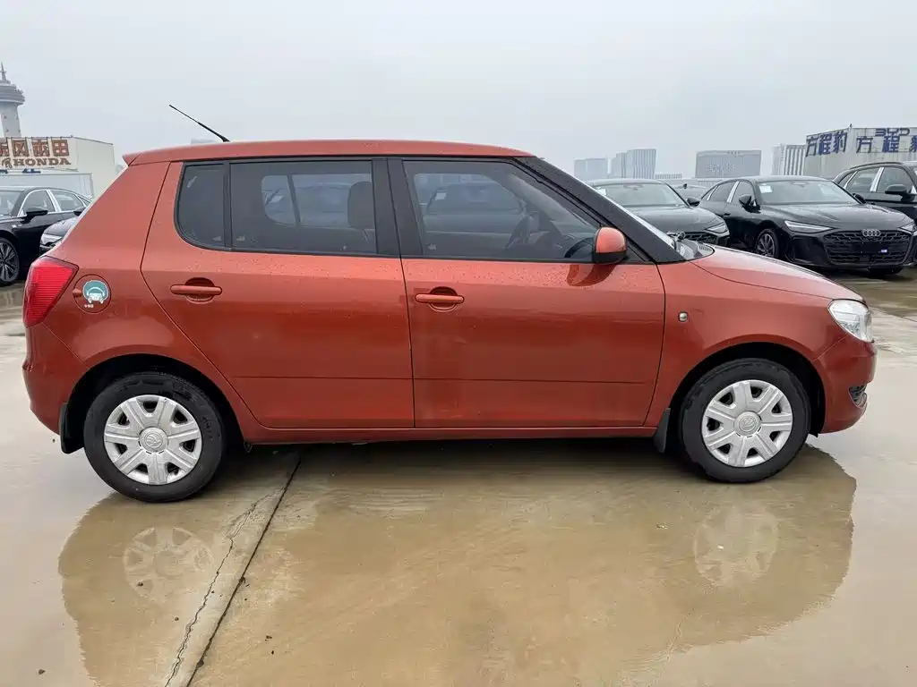 Škoda Fabia 2015 2014 1.4L Automatic Crystal Edition