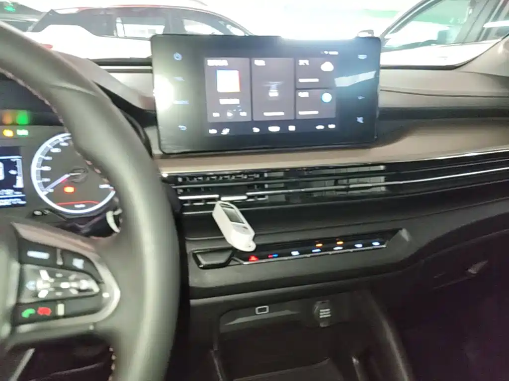 Фото 13 - Geely Vision X3