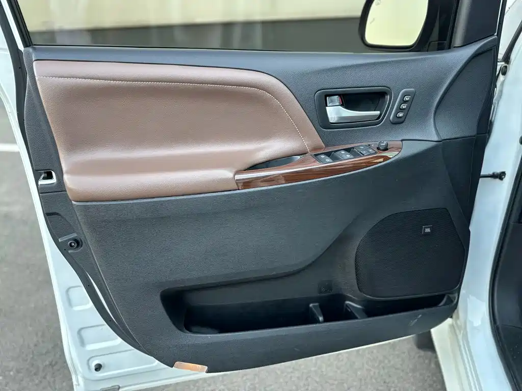 صورة 14 - Toyota Sienna