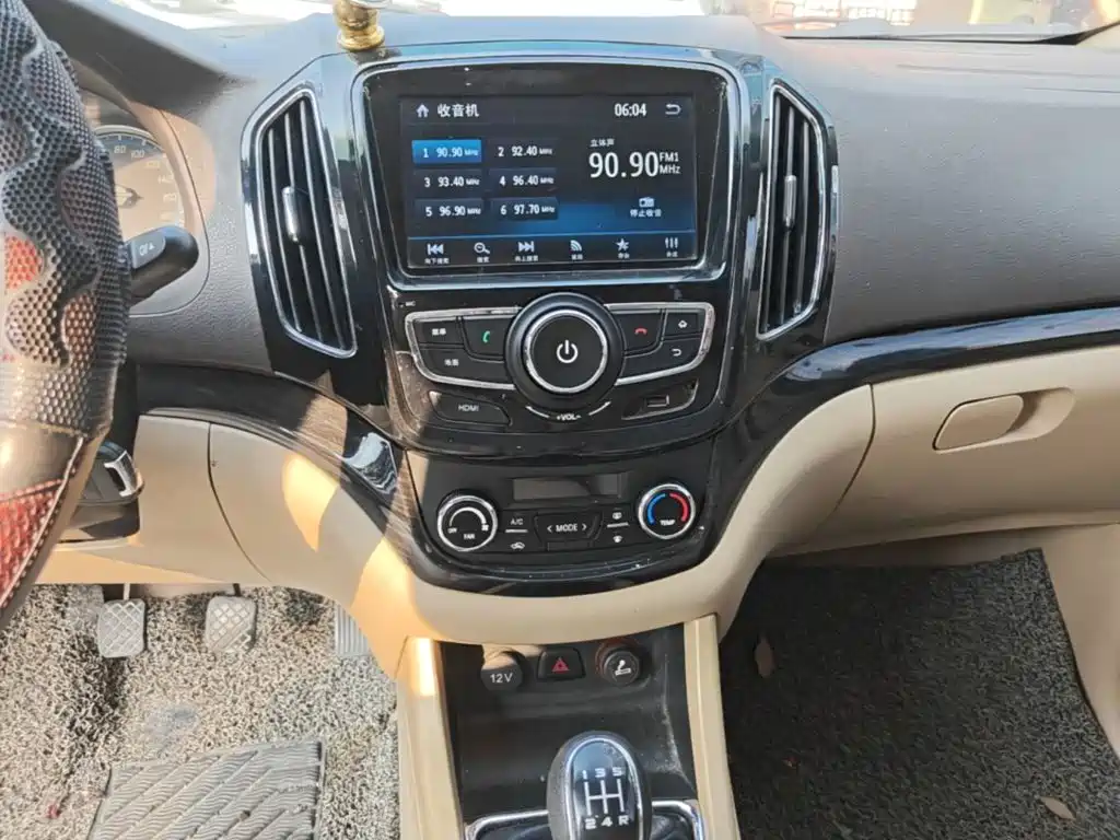 Baojun 730 2015 2014 1.5L Manual Luxury Navigation ESP Edition 7-Seater