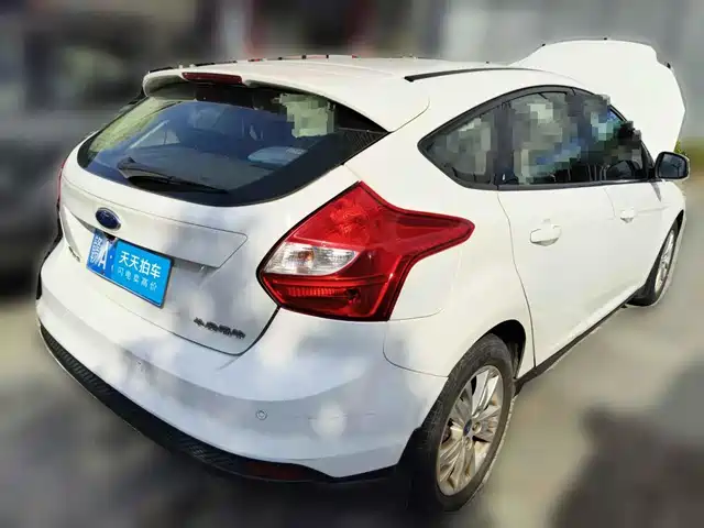 Ford Focus 2012 Hatchback 1.6L Automatic Comfort — фото 5