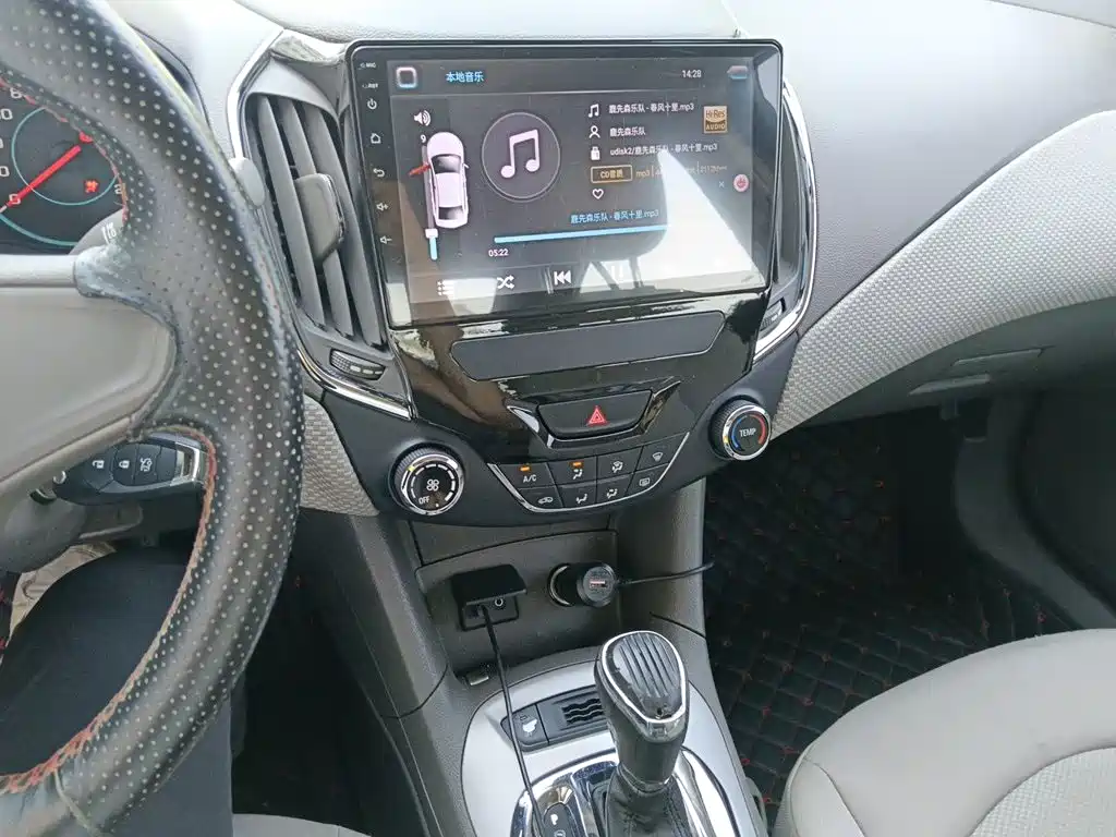 Photo 14 - Chevrolet Cruze