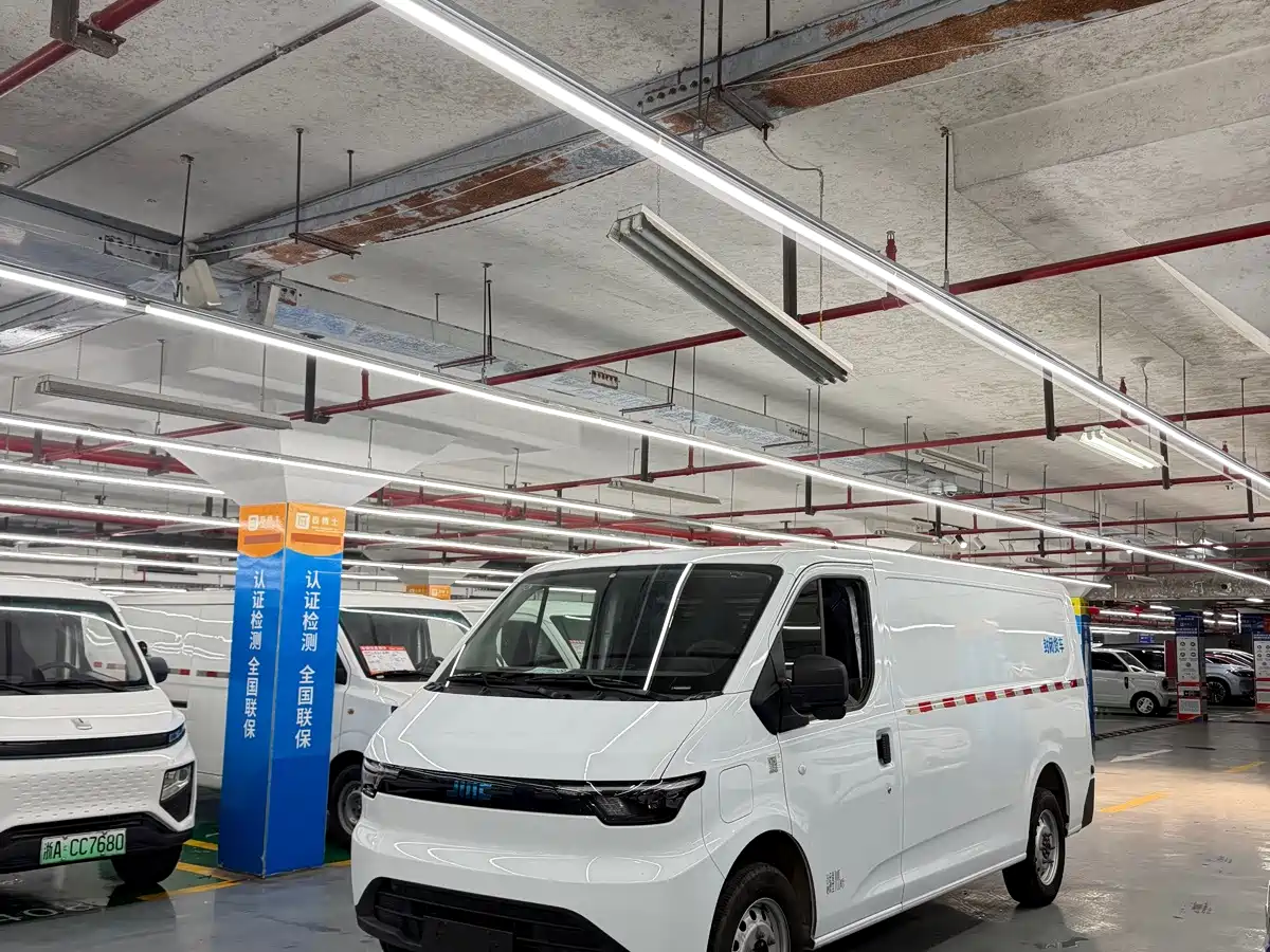Jiangling E-Fushun 2025 2025 Model Blind Window Version 50.38kWh Medium Wheelbase Low Roof 3.0T