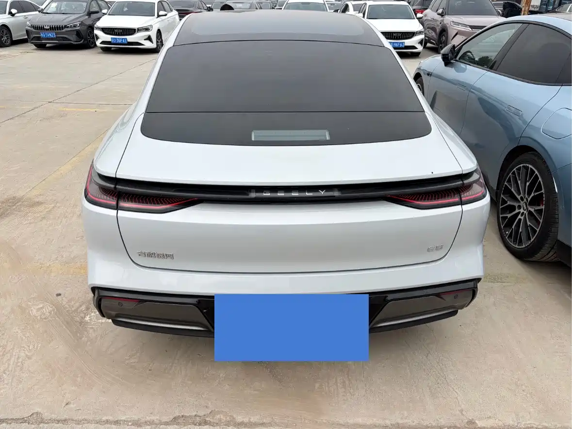 Photo 8 - Geely Galaxy Galaxy E8