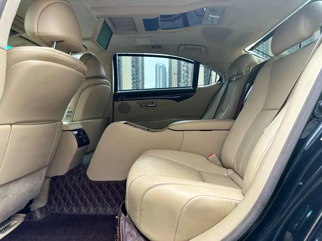 Фото 13 - Lexus LS