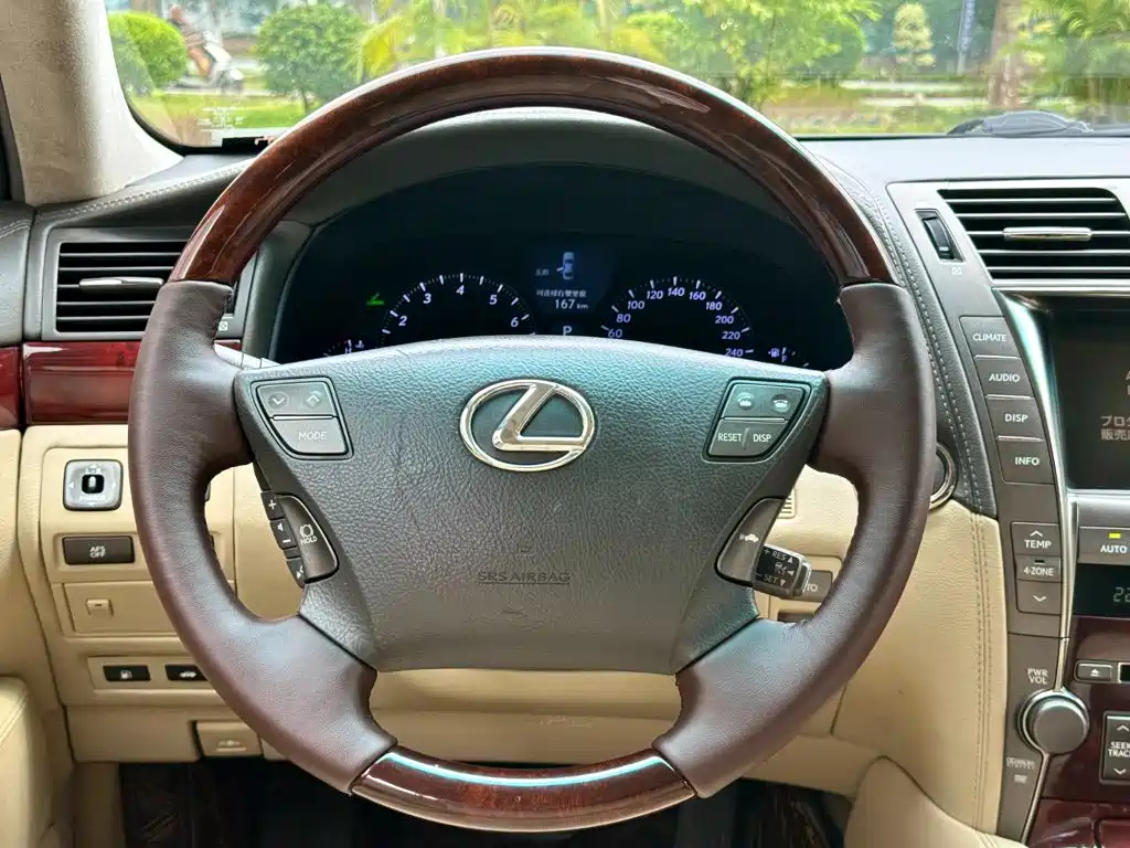 Фото 18 - Lexus LS
