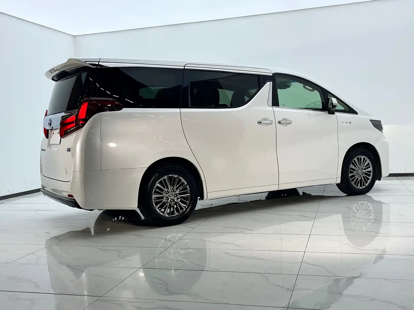 Toyota Alphard 2019 Hybrid 2.5L Luxury фото 5