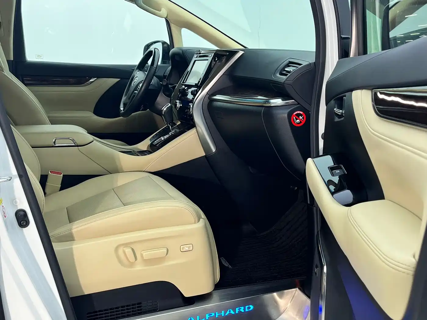 Toyota Alphard 2019 Hybrid 2.5L Luxury фото 9