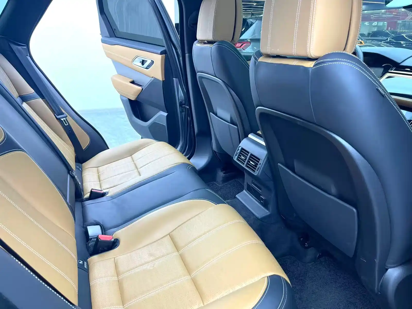 Фото 9 - Land Rover Range Rover Velar