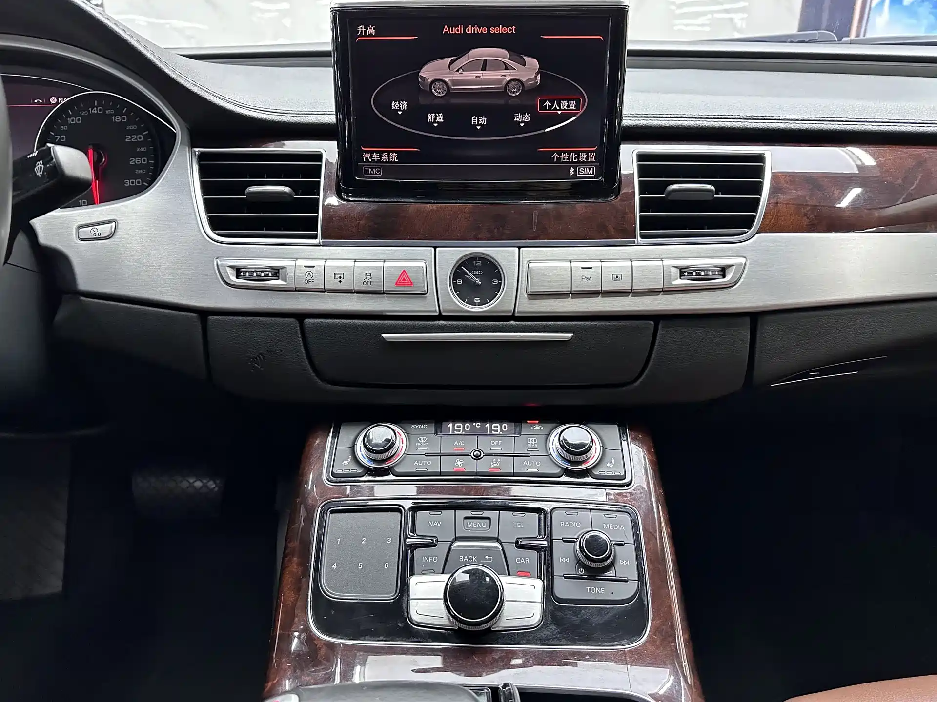 Photo 7 - Audi A8