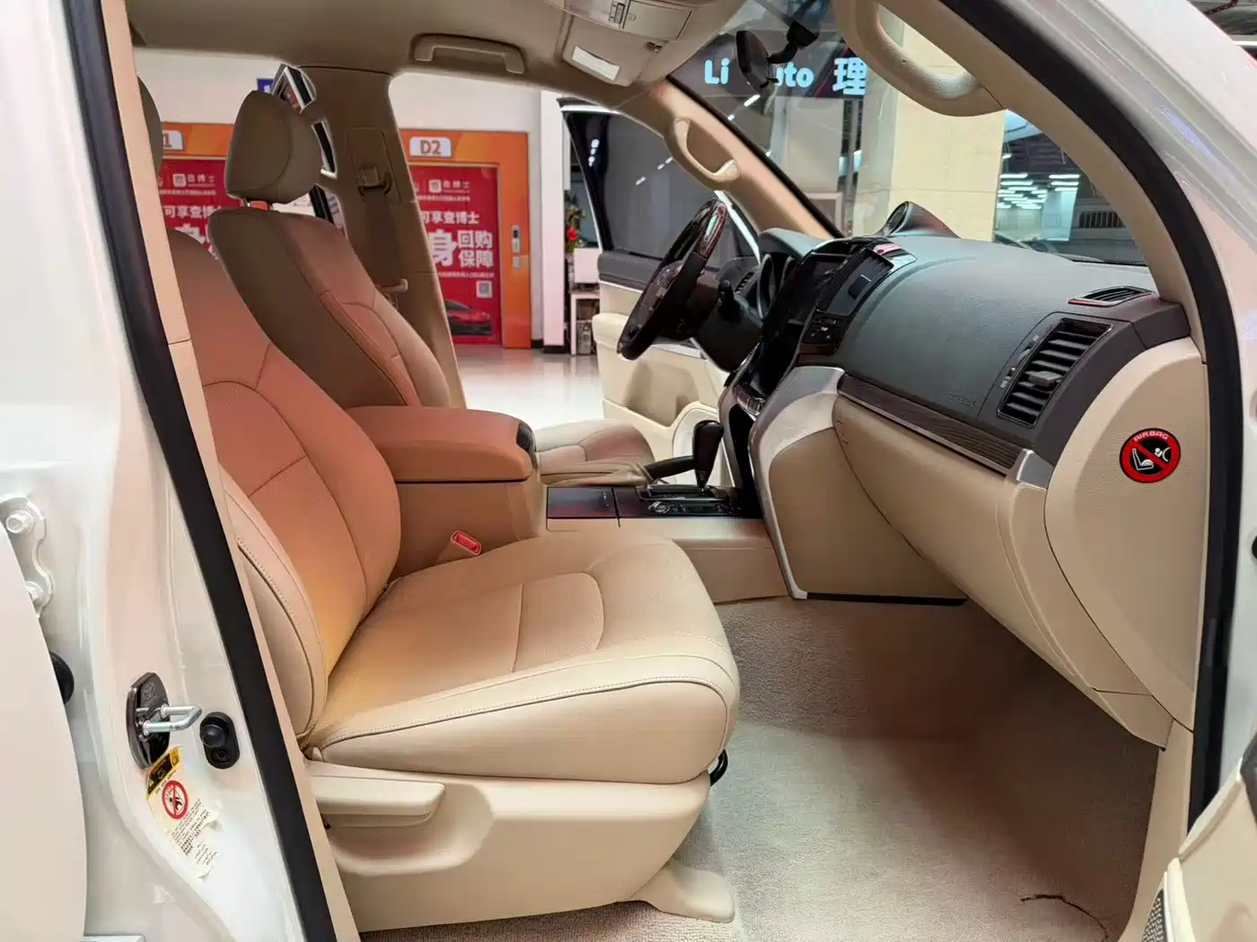 Toyota Land Cruiser (Import) 2015 4.0L V6 Middle East Low Configuration Edition фото 10