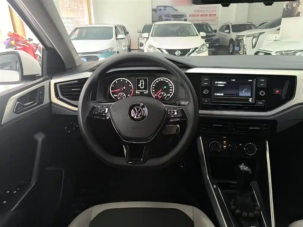VOLKSWAGEN POLO