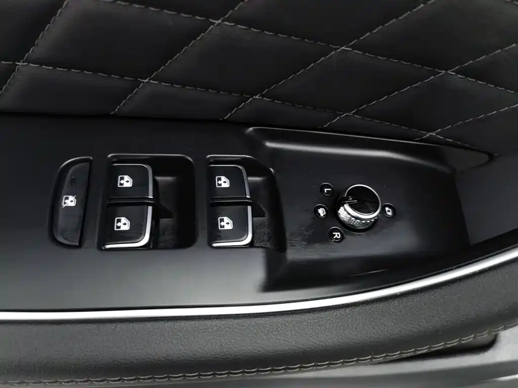 Фото 9 - Hongqi HS5