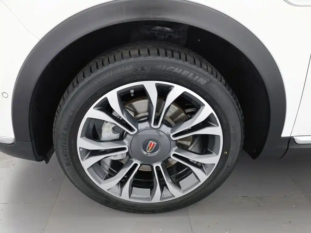 Фото 17 - Hongqi HS5