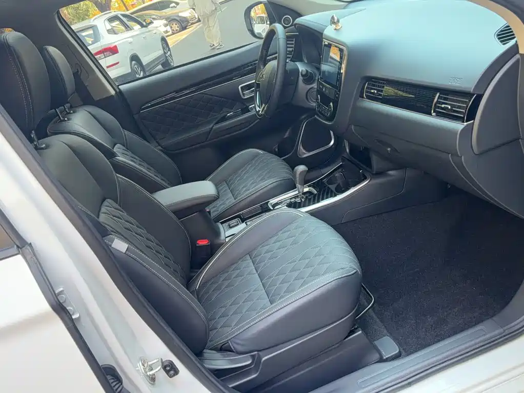 Photo 19 - Mitsubishi Outlander