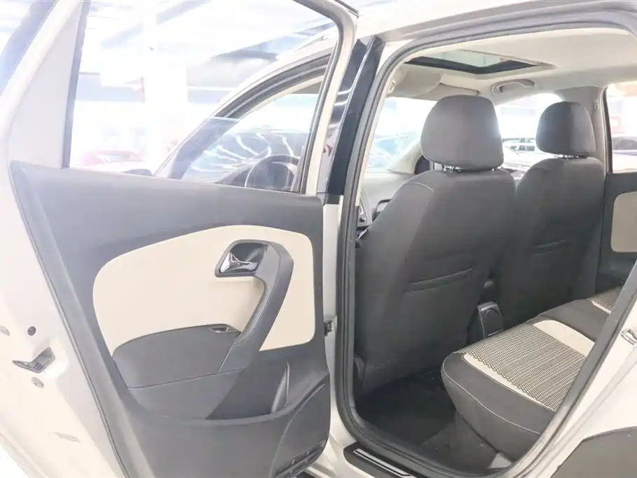 Volkswagen Polo 2012 1.6L Cross Polo AT фото 12