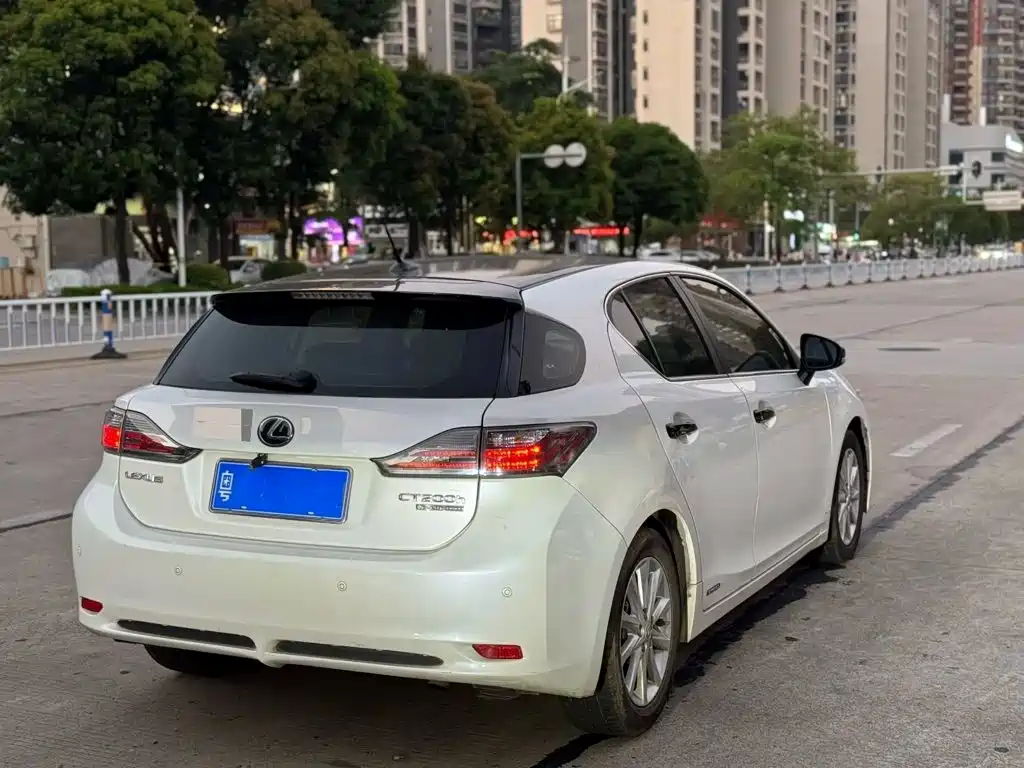 Фото 3 - Lexus CT