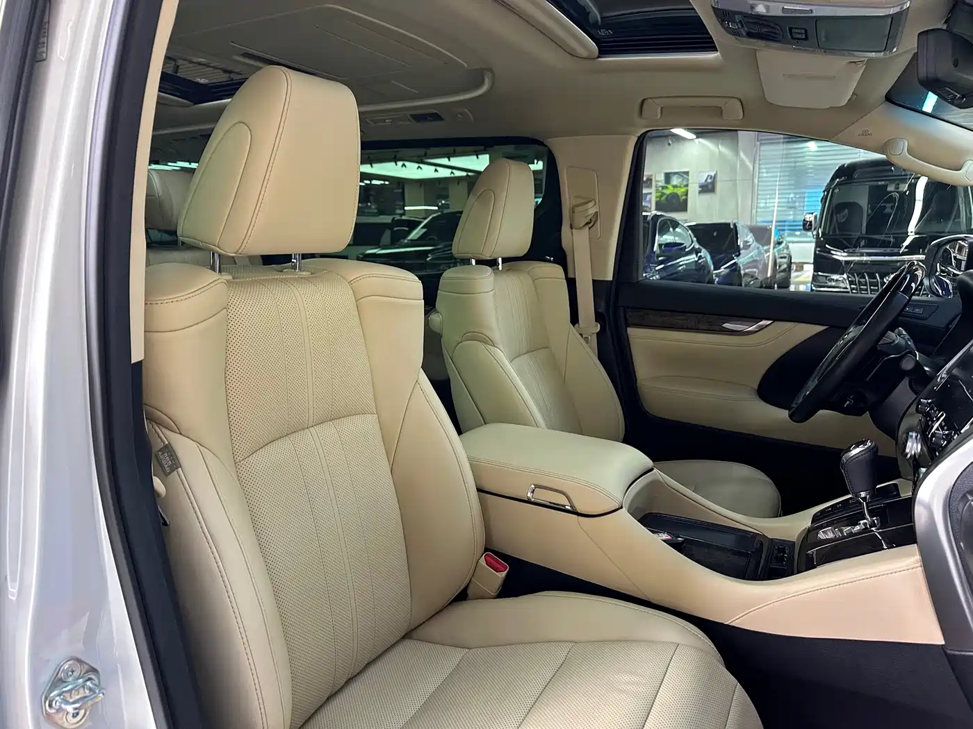 Toyota Alphard 2021 Hybrid 2.5L Premium фото 28