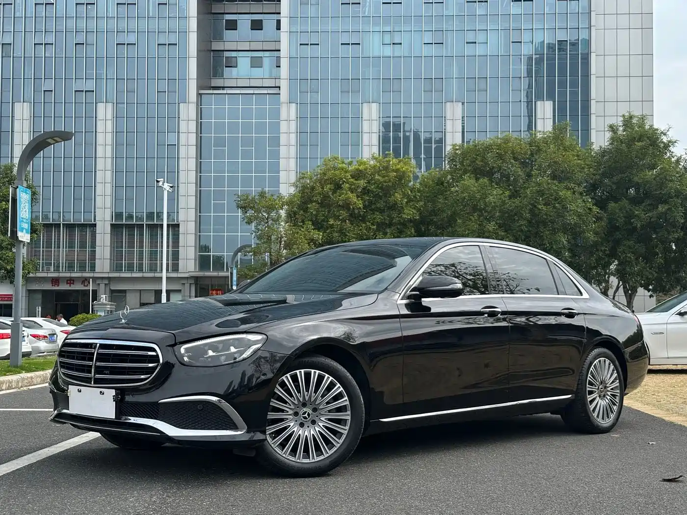 Mercedes-Benz E-Class 2023 E 300 L Fashion