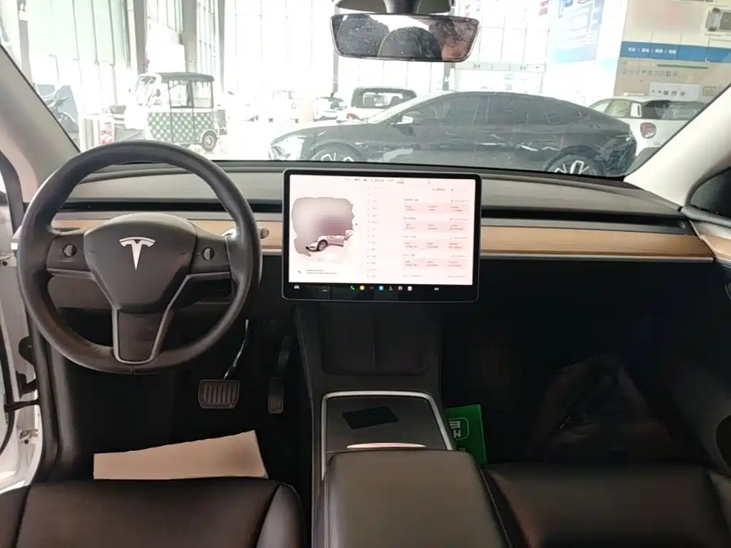 Фото 10 - Tesla Model Y