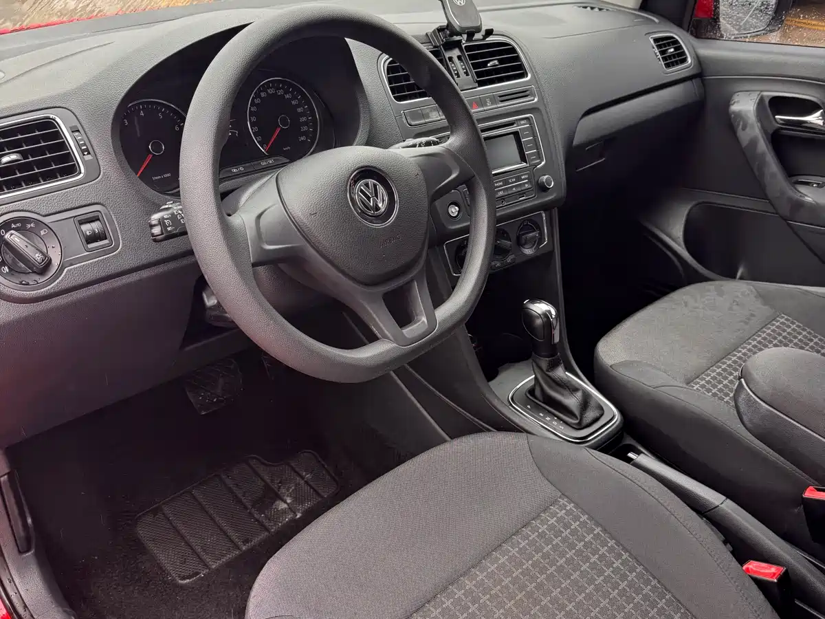 Volkswagen Polo 2014 1.4L Automatic Comfort Edition фото 10
