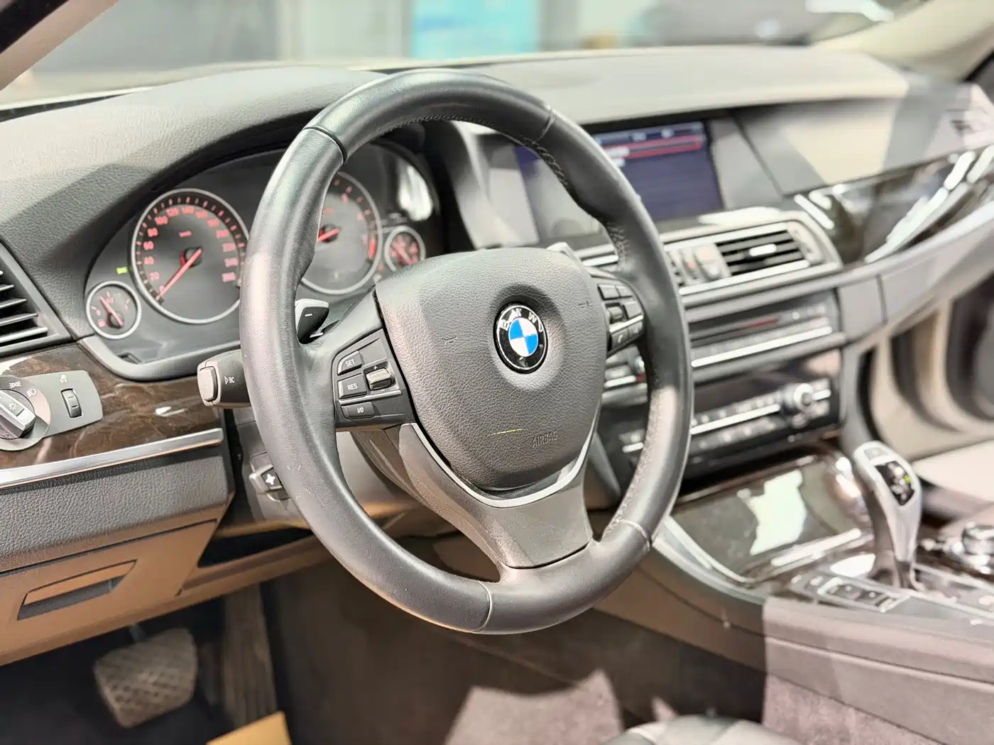 BMW 5 Series (Import) 2011 535i Luxury Sport фото 10