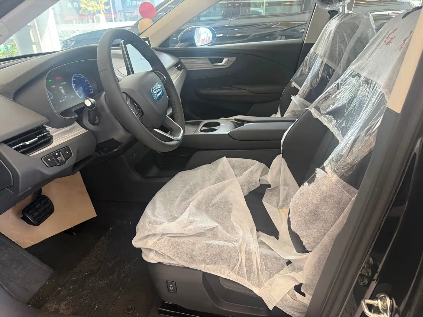 Hongqi E-QM5 2026 2025 Model 500km Travel Edition