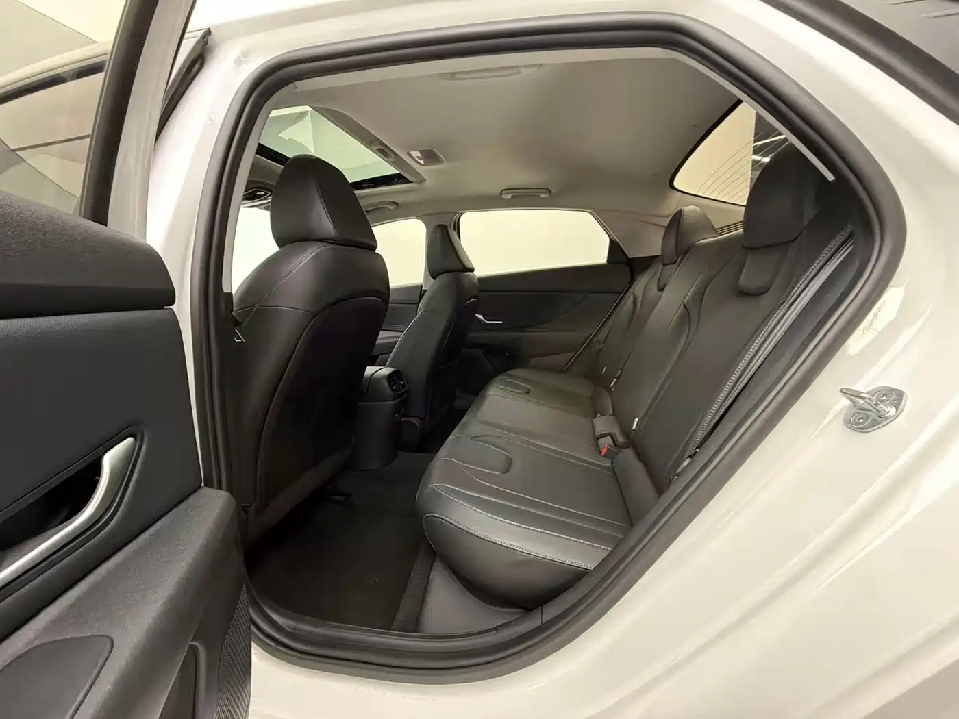 Hyundai Elantra 2022 1.5L CVT LUX Premium Edition фото 11
