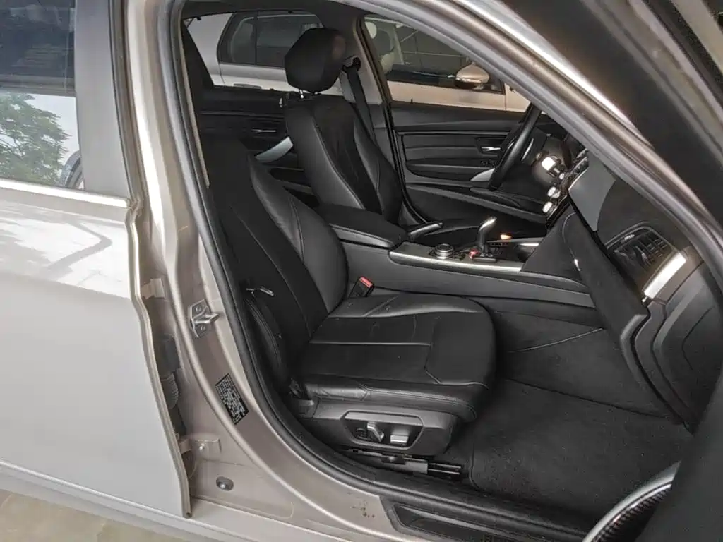 Photo 25 - BMW 3 Series